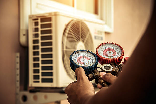 Professional Hvac technician working in Cedar Hill, TX